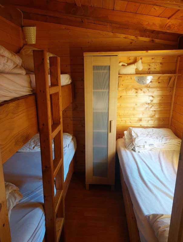 Slaapkamer met stapelbed en gewoon bed